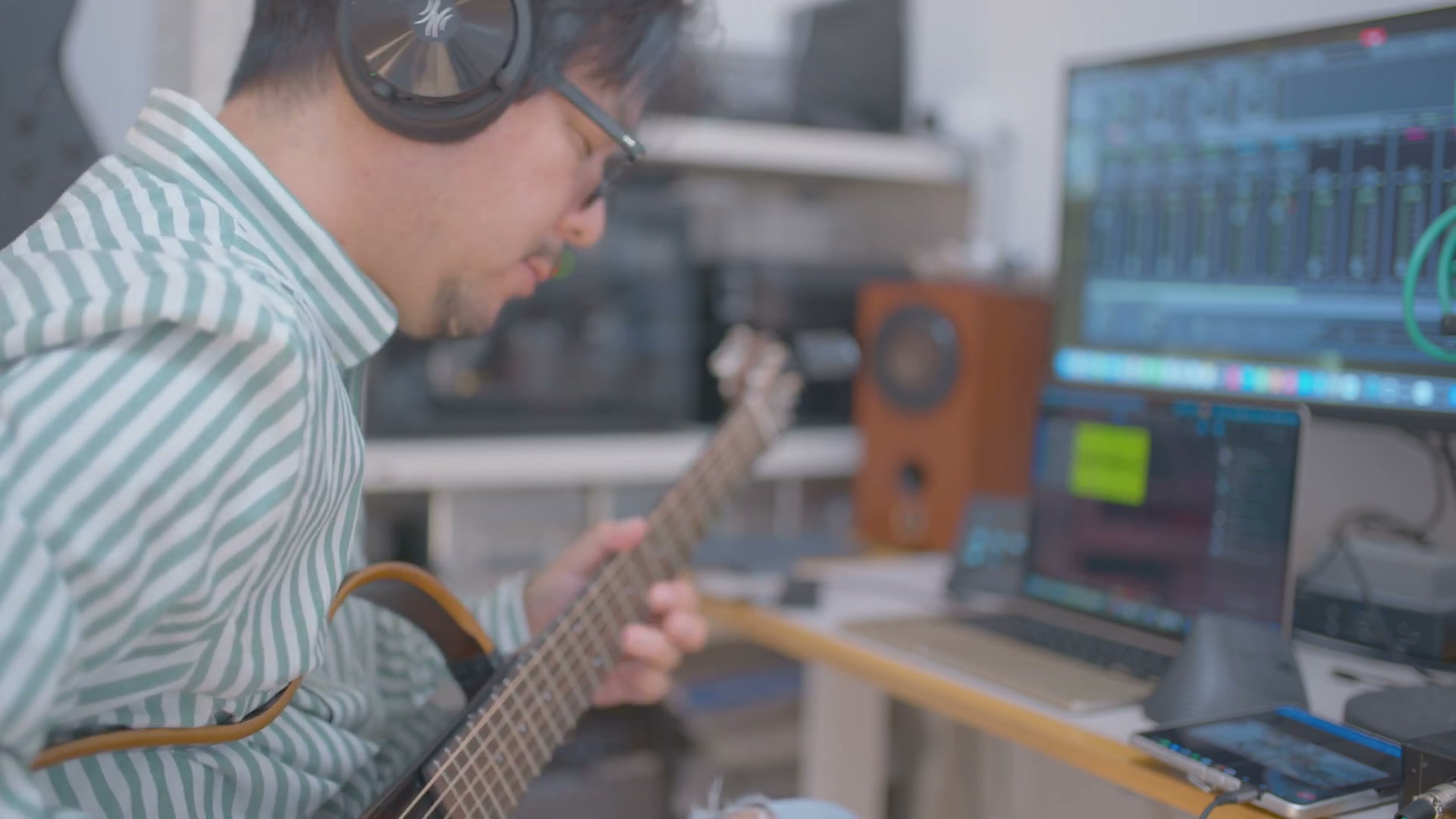 OneOdio Studio Max 2 を装着して演奏する Longtailang