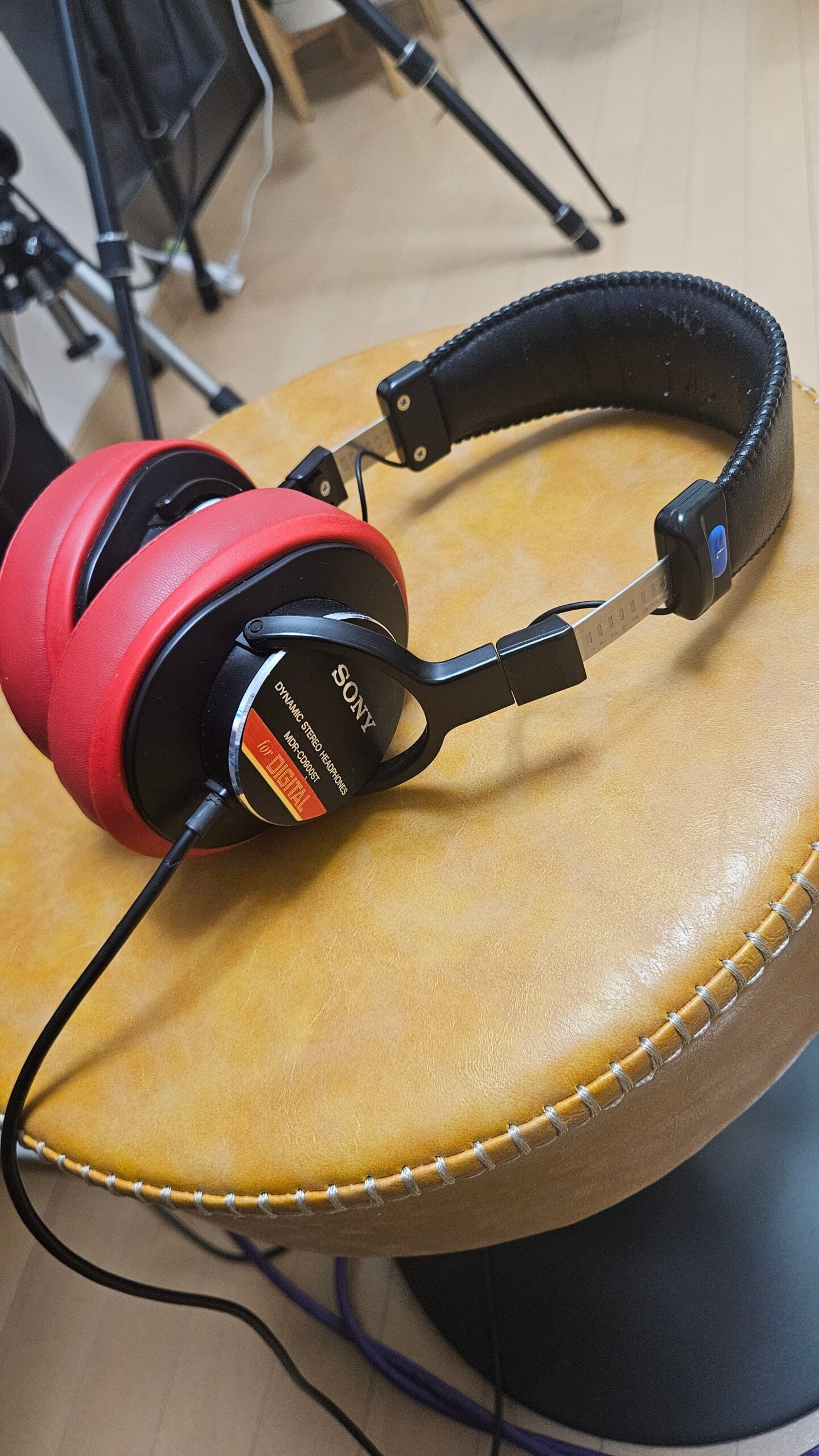 SOULWIT イヤーパッド赤を装着した Sony MDR-CD900ST