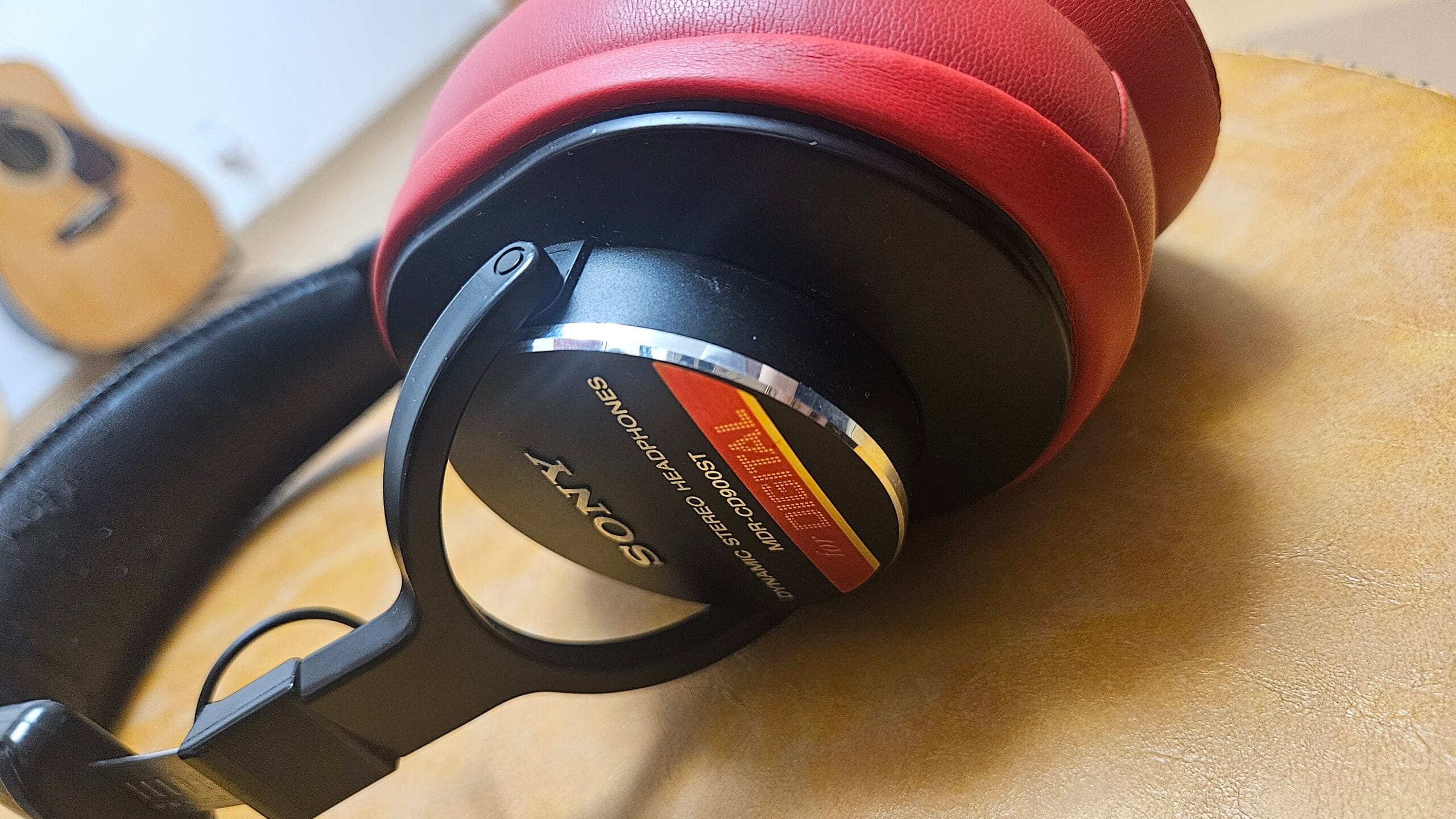 赤イヤーパッドと CD900ST ハウジング寄り