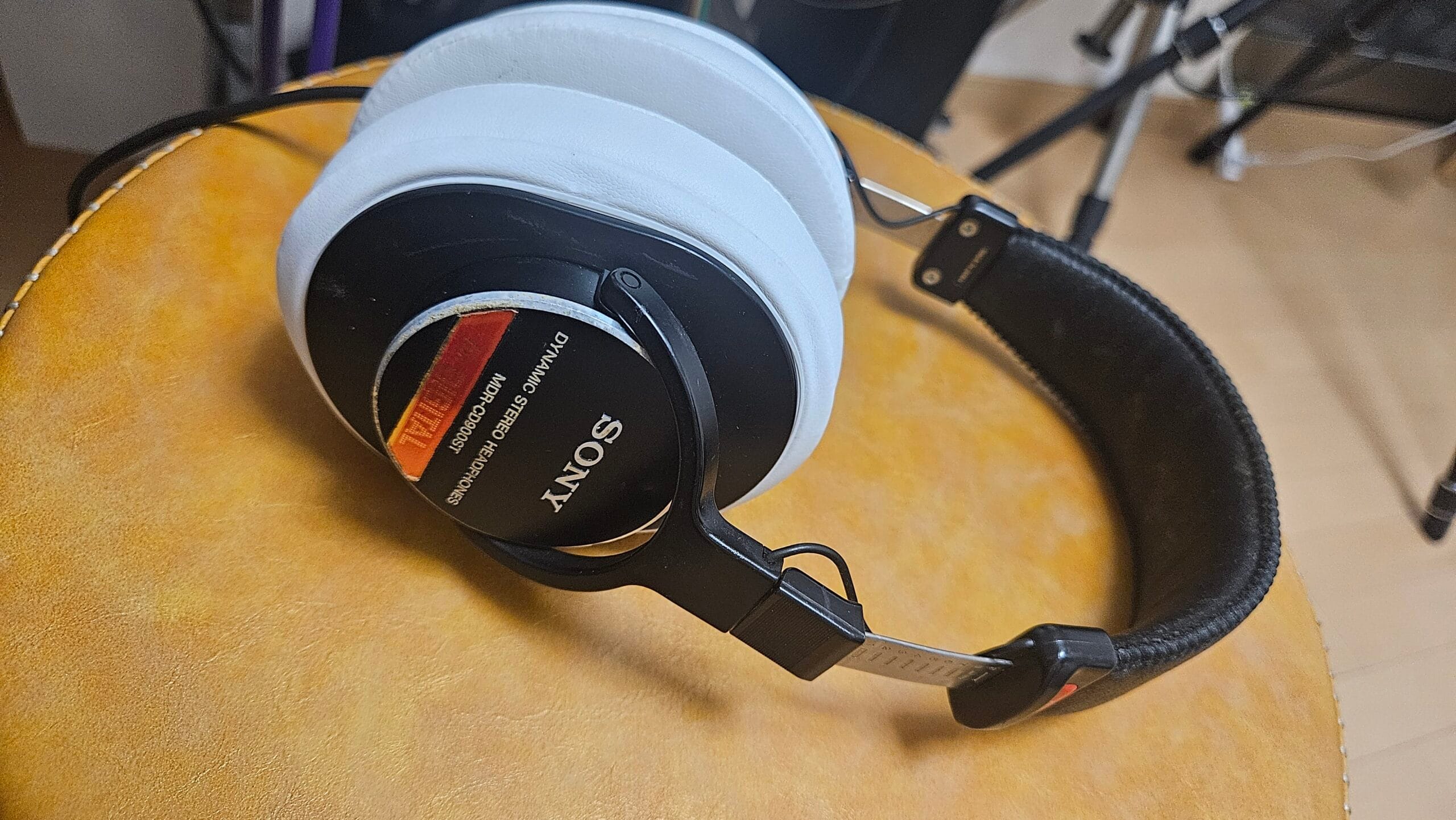 白イヤーパッドを装着した Sony MDR-CD900ST